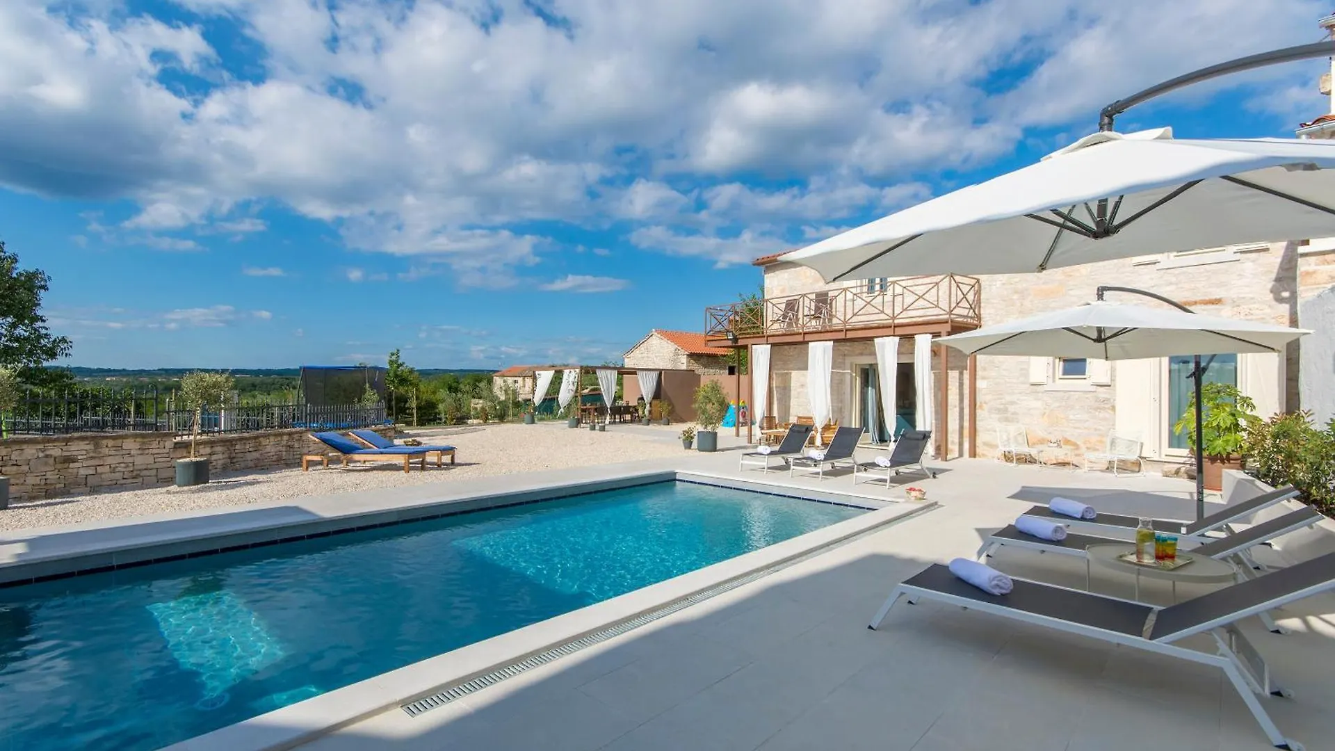 Villa Famiglia ile iletişim